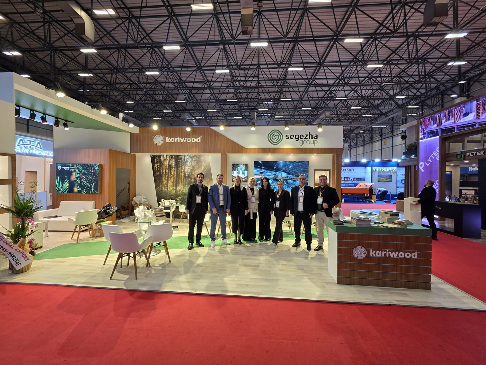 Kariwood ekibi ve iş ortakları Turkeybuild 2026 standı önünde toplu fotoğraf